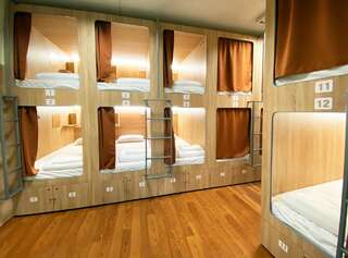 Хостелы Capsule HOSTEL Кишинёв Спальное место на двухъярусной кровати в общем номере для мужчин и женщин-5