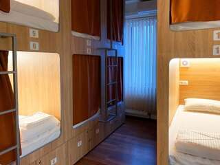 Хостелы Capsule HOSTEL Кишинёв Спальное место на двухъярусной кровати в общем номере для мужчин и женщин-23